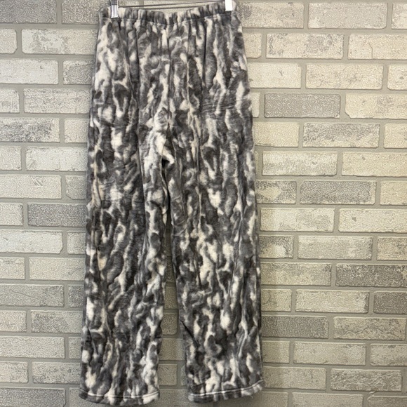 Cozy Gray & White Fuzzy Pajama Pants Size Small - Picture 3 of 5